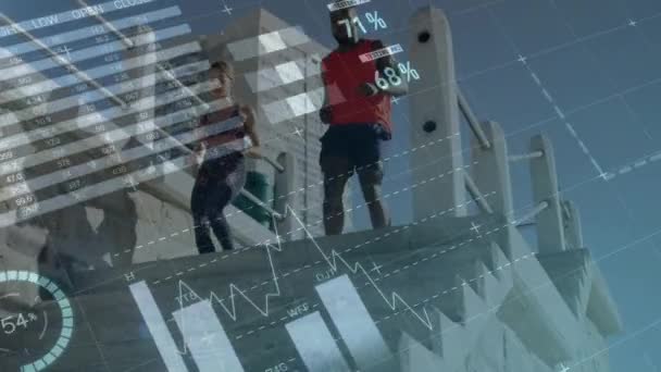 Arka Plandaki Bir Şehirde Kadın Erkeğin Merdivenlerden Indiği Veri Işleme — Stok video