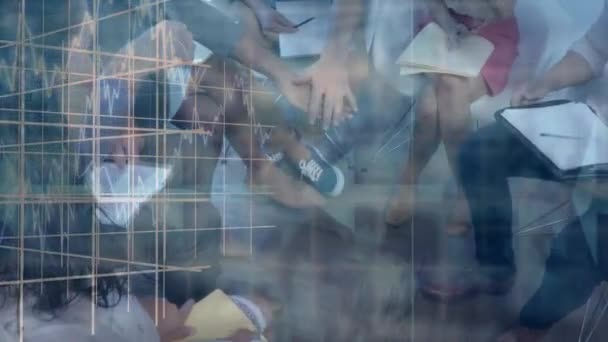 Animation de graphiques et de statistiques avec un groupe de collègues de bureau masculins et féminins se mettant les mains et célébrant le succès à l'arrière-plan