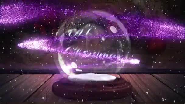 言葉のアニメーション紫の流れ星と背景に木の板で降る雪とクリスマスの雪の世界で青で書かれたハッピークリスマス — ストック動画