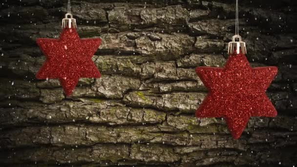 Animacja Śniegu Spadającego Czerwoną Gwiazdą Dekoracje Choinkowe Korą Drzewa Tle — Wideo stockowe
