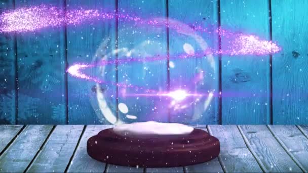 圣诞雪球上用蓝色字母书写的 节日问候 字样的动画化 流星以紫色 雪白的形式落在木板和蓝色背景上 — 图库视频影像
