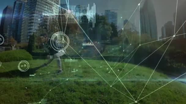 Animation du traitement des données et réseau de connexions avec un jeune homme caucasien s'étirant dans un parc urbain en arrière-plan 