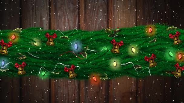 Animation Des Schneefalls Mit Weihnachtsdekoration Lichterketten Und Glocken Auf Holzgrund — Stockvideo
