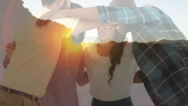 二人の男性と二人の女性の友人のアニメーションを受け入れます 彼らの手を積ま 笑顔と背景に日没で成功を祝います — ストック動画