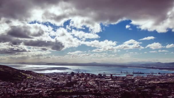 背景には青空と山と海を背景に雲のある街並みのアニメーション — ストック動画