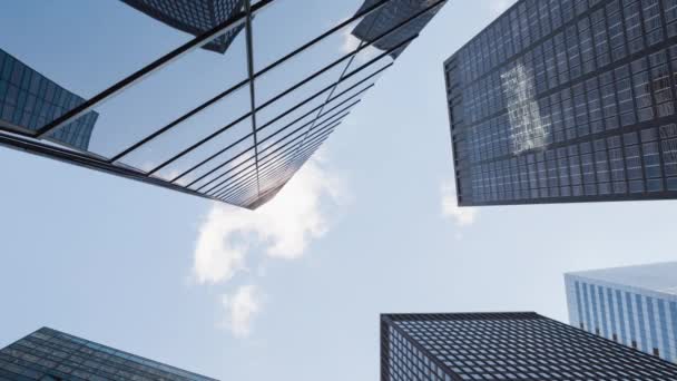 Анімація Сучасних Офісних Будівель Місті Хмарою Блакитному Небі Низький Кут — стокове відео