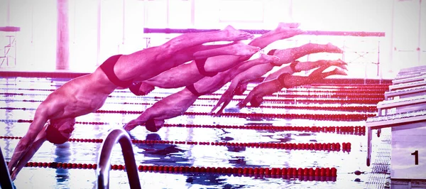 Schwimmer Stürzen Ins Becken — Stockfoto