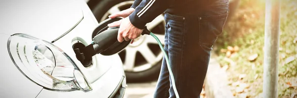 Mid Sectie Van Man Opladen Elektrische Auto Het Laadstation — Stockfoto