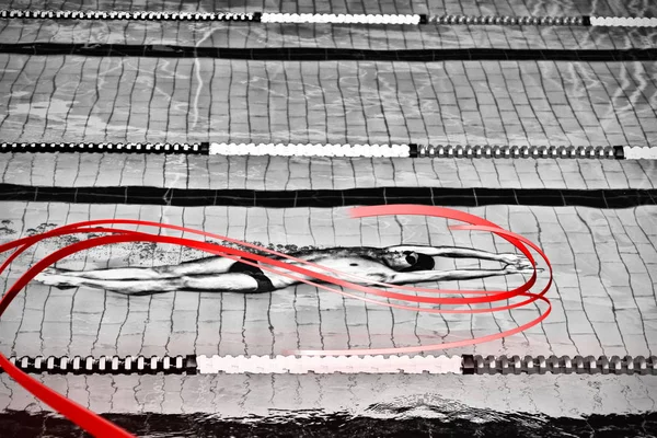 Graue Linie Gegen Schwimmer Wasser — Stockfoto