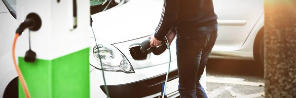 Lage Sectie Van Man Opladen Elektrische Auto Het Laadstation — Stockfoto