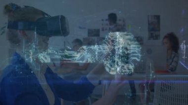 Bilgisayar devre kartındaki veri işleme animasyonu ve arka plandaki sanal interaktif ekrana dokunan Vr kulaklıklı genç kadın