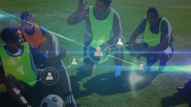 Arka plandaki bir futbol maçı sonrasında sahada dinlenen bir futbol takımıyla bağlantı ve veri paylaşımı ağının animasyonu