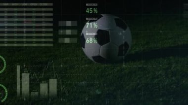 Veri işleme, tarama, grafikler ve analizlerin animasyonu, arka plandaki futbol sahasında topu tekmeleyen bir futbolcunun ayağı