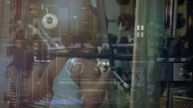 Veri işleme, çizelge ve analizlerinin animasyonu. Beyaz bir kadınla spor salonunda arka planda ağırlık eğitim makinesinde çalışıyor.