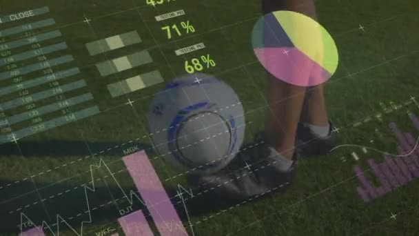 Animation du traitement des données, des graphiques et de l'analyse avec la section basse d'un joueur de football s'entraînant sur un terrain avec un football en arrière-plan 