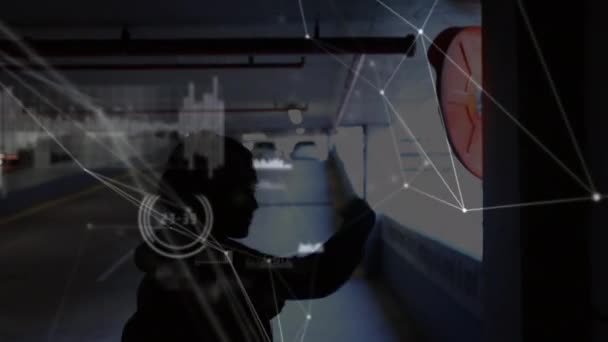 Animation d'un réseau de connexions, de traitement de données et d'analyse avec la silhouette d'une femme ombre boxe en arrière-plan 