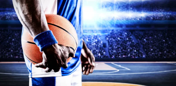 Pemain Basket Melawan Lapangan Basket — Stok Foto