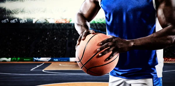 Basketbalspeler Tegen Basketbalveld — Stockfoto