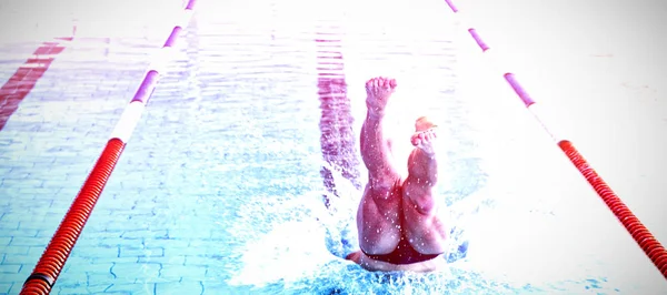 Κολυμβητής Βυθίζεται Στην Πισίνα — Φωτογραφία Αρχείου