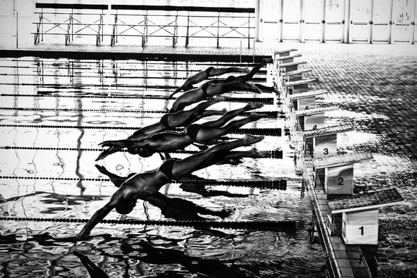 Nadadores Mergulhando Piscina — Fotografia de Stock