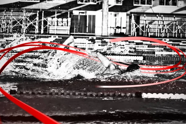 Серые Линии Против Пловцов Плавающих Бассейне — стоковое фото
