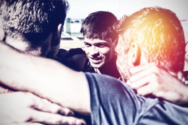 Homens Motivadores Para Esporte Abraçando Uns Aos Outros — Fotografia de Stock