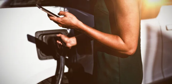 Mid Sectie Van Vrouw Met Behulp Van Mobiele Telefoon Tijdens — Stockfoto