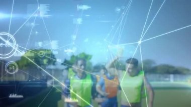 Arka plandaki bir spor sahasında bir grup sporcuyla bağlantı, veri işleme ve analitik ağının animasyonu
