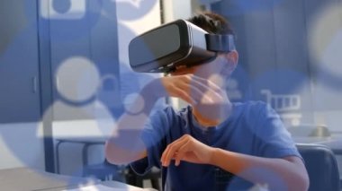 Arka plandaki bir okul sınıfında VR kulaklık kullanan bir çocukla mavi ağ bağlantısı ve veri paylaşım simgelerinin animasyonu