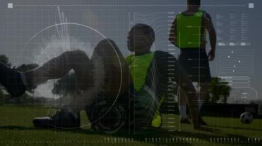 Veri işleme, tarama ve analizlerin animasyonu bir futbol oyuncusunun arka plandaki futbol sahasındaki antrenman sırasında topa vurması