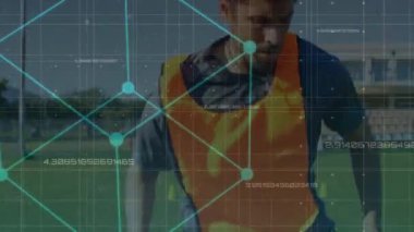 Hareket halindeki 3d ızgaradaki bağlantılı noktalar ağının animasyonu. Arka plandaki spor sahasında antrenman yapan sporculardan oluşan bir ekip.