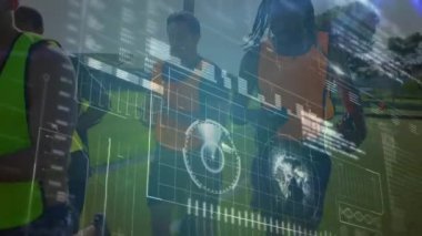 Veri işleme, tarama ve analitik çalışmalarının animasyonu ve bir spor takımının arka plandaki bir spor sahasında antrenman yapması.