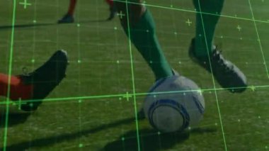 Arka plandaki futbol sahasında futbol oyuncularının alt kısımlarının topa vurduğu bir ağ bağlantılarının animasyonu