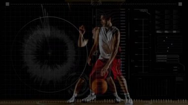 Arka plandaki kapalı bir sahada basketbol oynayan iki adamın veri işleme, tarama ve analizlerinin animasyonu
