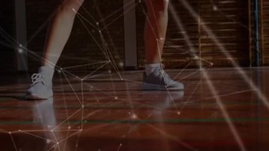 Arka planda kapalı bir sahada basketbol oynayan karışık ırktan bir kadının bağlantı ve veri paylaşım noktaları ağının animasyonu