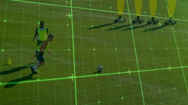 3d ızgaradaki bağlı noktalar ağının animasyonu, futbolcuların arka plandaki futbol sahasında antrenman yapmaları