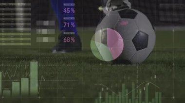 Veri işleme, grafikler ve analizlerin animasyonu, arka plandaki sahada topu tekmeleyen bir futbolcunun alt kısmıyla.