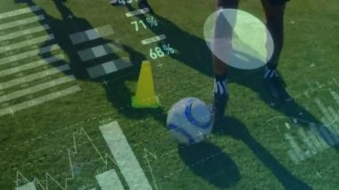 Veri işleme, tarama, grafikler ve analizlerin animasyonu ve futbolcuların arka plandaki bir spor sahası eğitimi