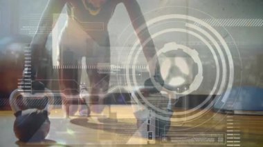 Veri işleme, tarama ve analiz animasyonları. Spor salonunda çalışan ve arka planda çaydanlık çanlarıyla şınav çeken bir kadınla.