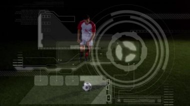 Veri işleme, tarama ve analizlerin animasyonu, erkek bir futbolcunun arka plandaki futbol sahasında topa vurmasıyla