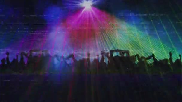 背景にカラフルなレーザーライトショーでスカーフやバナーを振って群衆のシルエットの手を示す干渉のバンドと画面のアニメーション — ストック動画