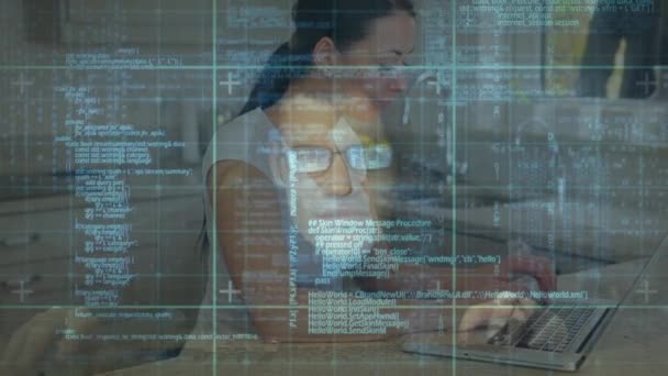 Animation du traitement des données avec le visage virtuel d'un homme avec une jeune femme travaillant sur ordinateur dans le bureau en arrière-plan 