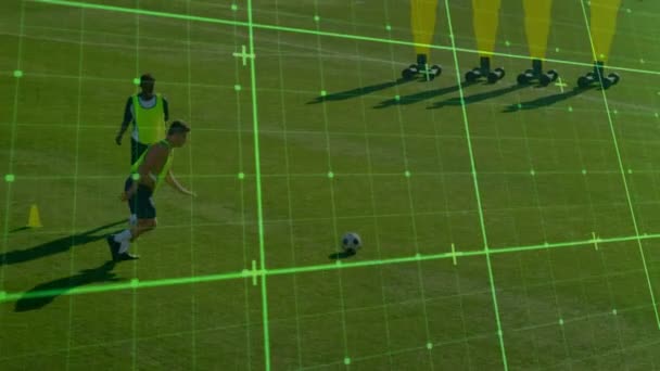 背景にサッカー選手のトレーニングと3Dグリッド上の接続ポイントのネットワークのアニメーション — ストック動画