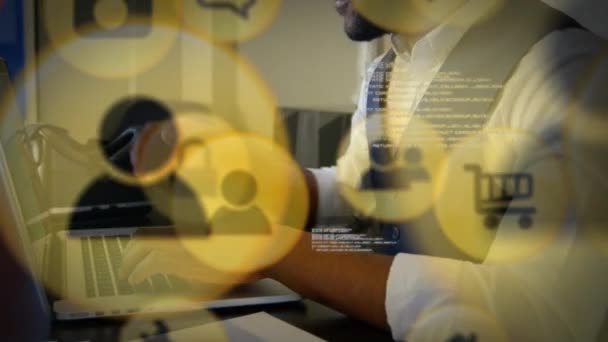 动画化的黄色网络连接和数据共享图标与一个非裔美国人坐在办公室的办公桌前 使用笔记本电脑 并将Vr耳机放在后台 — 图库视频影像