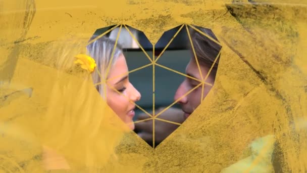 一对快乐的白种人夫妇坐在车里接吻 透过一个黄色的心形窗户看到了前景色 旁边的景象让人联想起了这一幕 — 图库视频影像