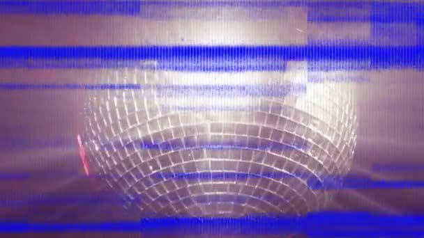 带有干扰带的屏幕动画 显示镜像球的特写在带有镜头照明弹的黑暗背景上 — 图库视频影像