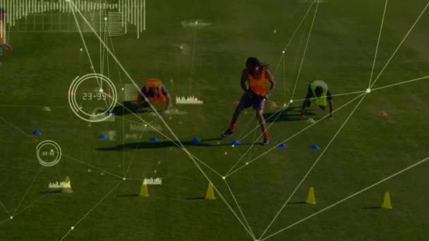 接続のネットワークのアニメーション 分析とデータ処理 背景にある競技場で男性のスポーツチームのトレーニングと — ストック動画