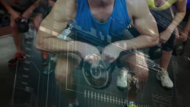 Animation du traitement des données, du balayage de la portée et de l'analyse avec un groupe d'hommes et de femmes caucasiens travaillant dans une salle de gym soulevant des kettlebells en arrière-plan 