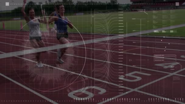 三位女运动员在慢动作跑道上跨越终点的数据处理 范围扫描和分析动画 — 图库视频影像