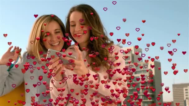 Animação Corações Vermelhos Voando Com Duas Amigas Caucasianas Tirando Uma — Vídeo de Stock